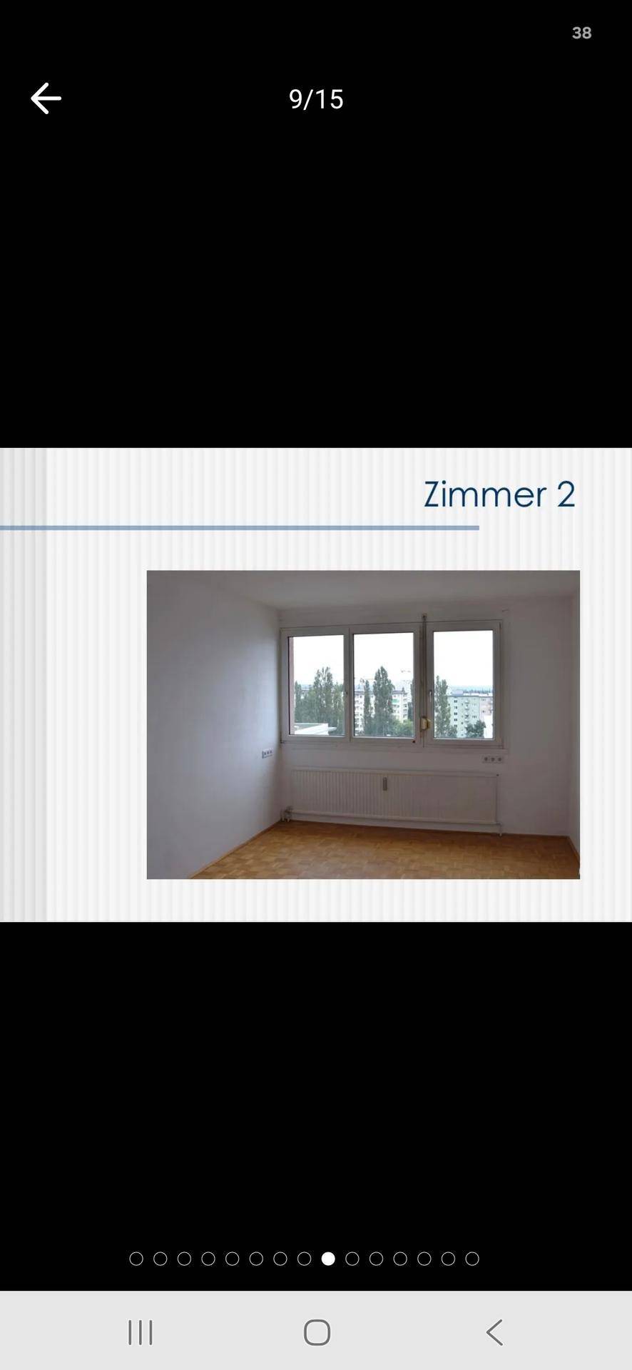 Helles, unmöbliertes Zimmer mit großem Fenster und Ausblick ins Grüne.