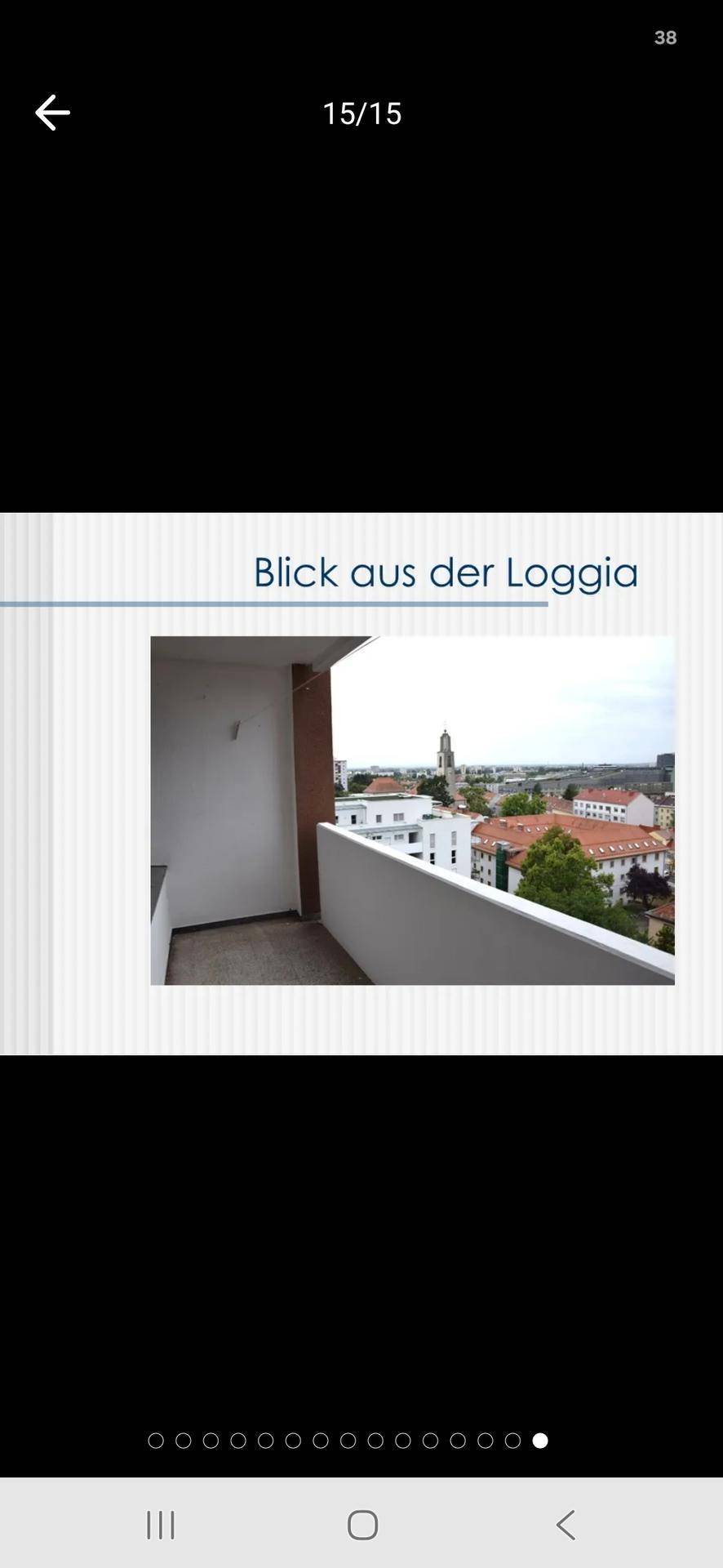 Überdachte Loggia mit einem weiten Blick über die Dächer der Stadt.