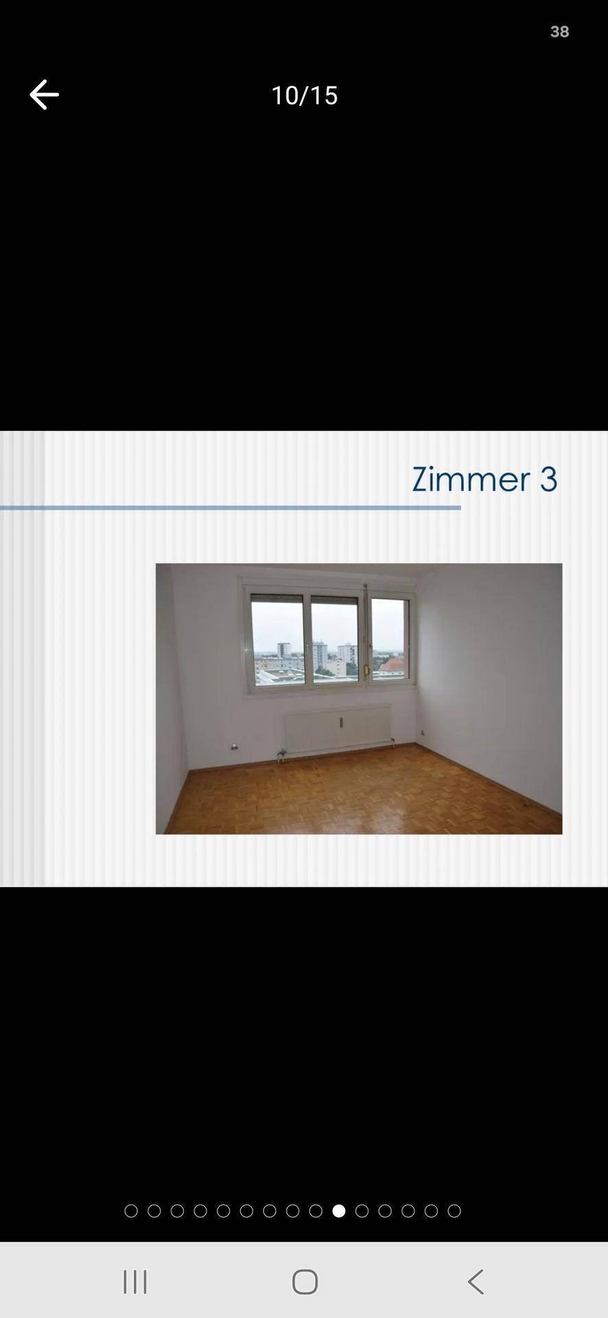 Unmöbliertes Zimmer mit Fenster, das ausreichend Tageslicht hereinlässt.