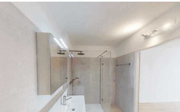 Modernes Badezimmer mit Doppelwaschbecken, Spiegelschrank und großer Duschkabine mit Regendusche.