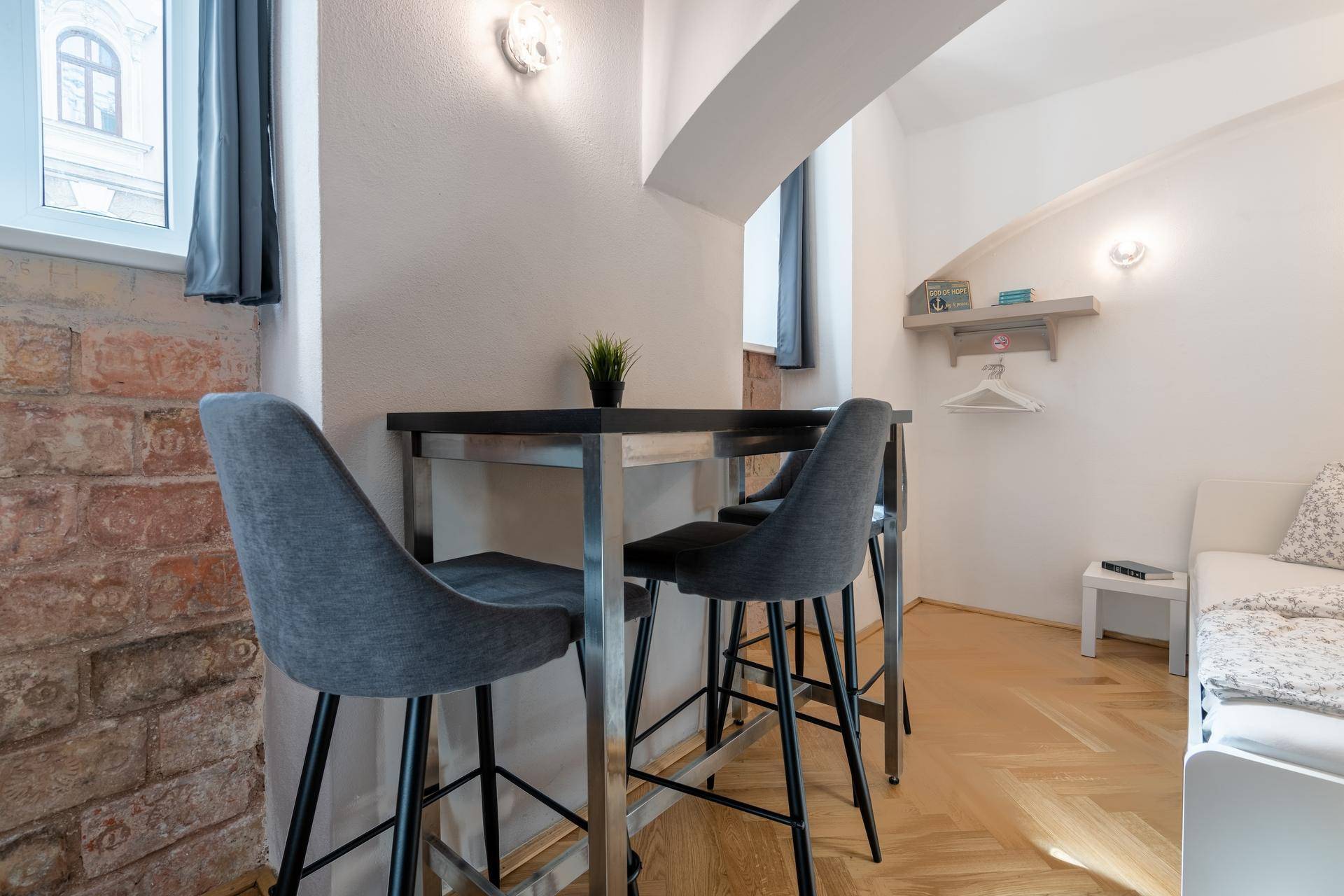 Kleiner Essbereich mit Bartisch und Hockern, angrenzend an den Schlafbereich.