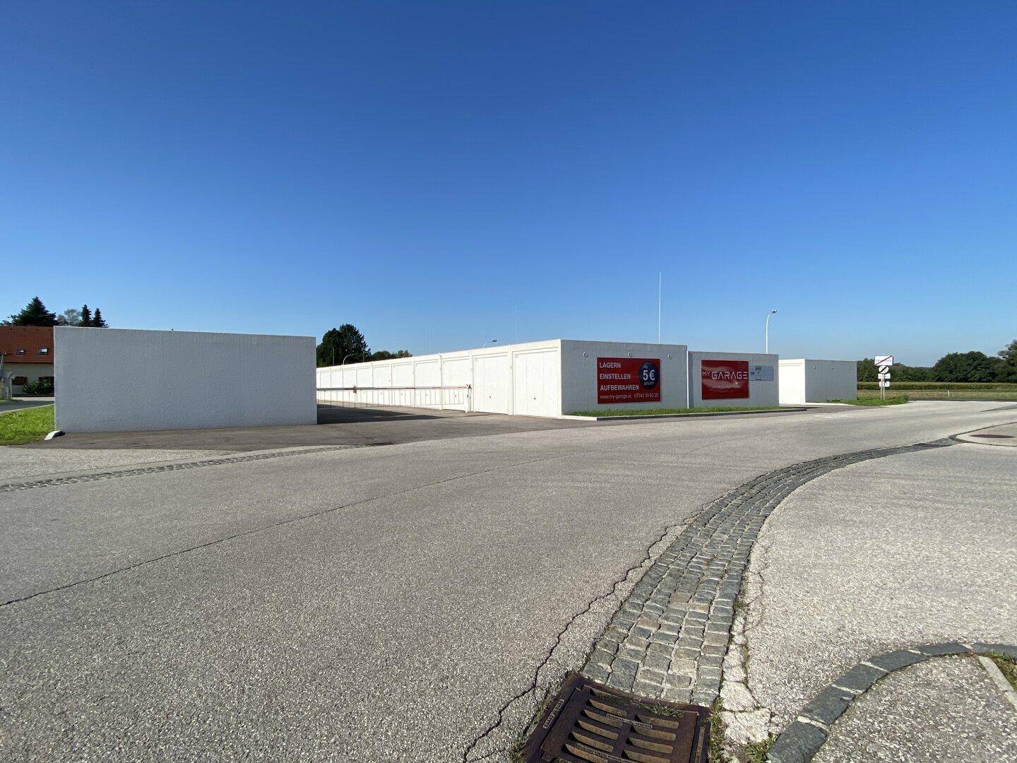 Übersicht des Garagenkomplexes mit Zufahrtsstraße und umliegender Landschaft.