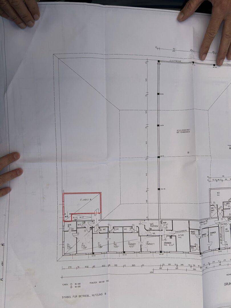 Grundriss des Obergeschosses mit verschiedenen Räumen und der Gesamtstruktur des Gebäudes.