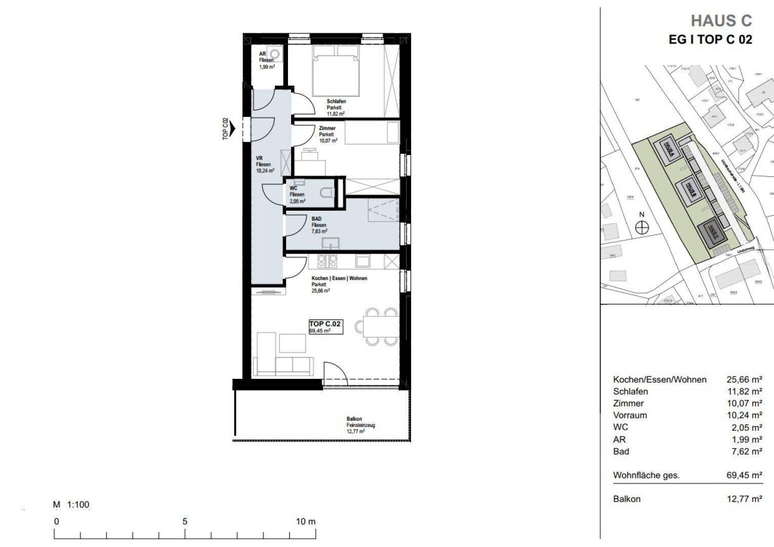 Grundriss der Wohnung C 02 mit Wohn-Essbereich, Schlafzimmer, Bad und Balkon.