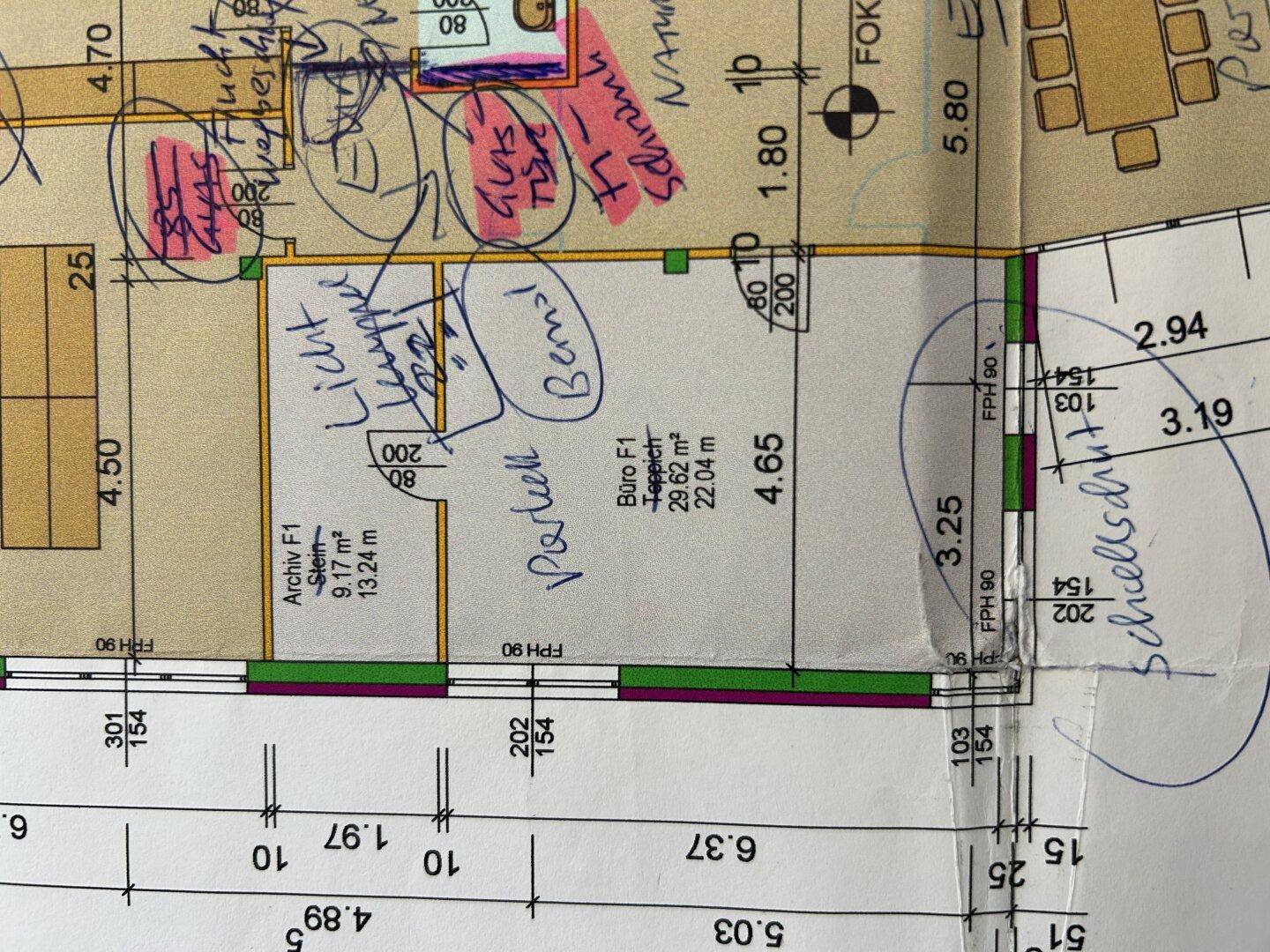 Handgezeichneter Grundriss mit Maßen und Notizen für ein Büro und Archiv, teilweise überlappt.