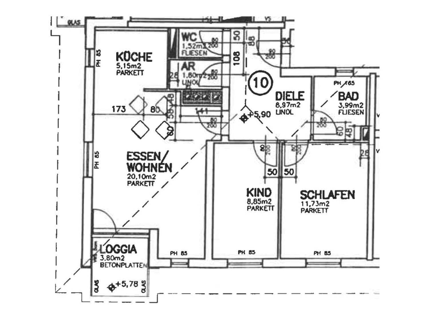 Grundriss der Wohnung zeigt Küche, Wohn-Essbereich, Schlafzimmer, Kinderzimmer und Loggia.