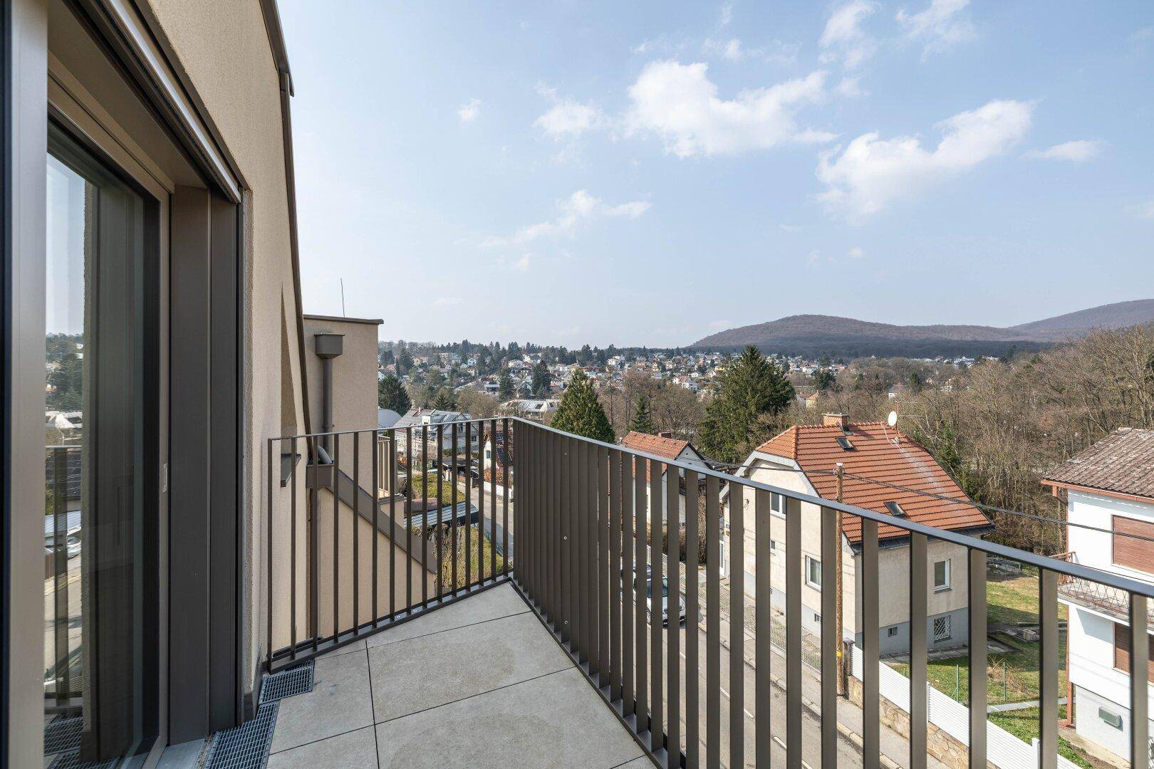 Balkon mit atemberaubendem Weitblick über eine Stadt und die umliegende hügelige Landschaft.