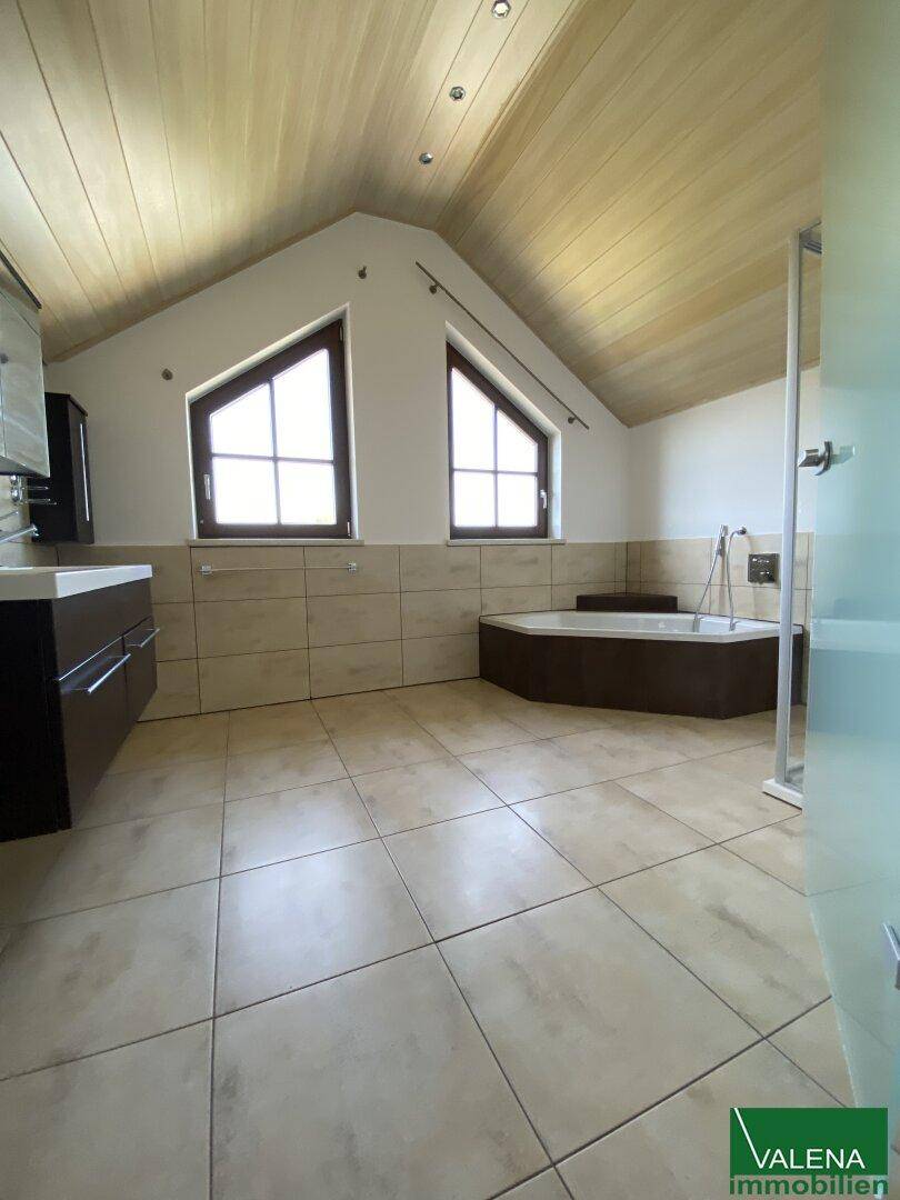 Bad mit Eckbadewanne und Dusche