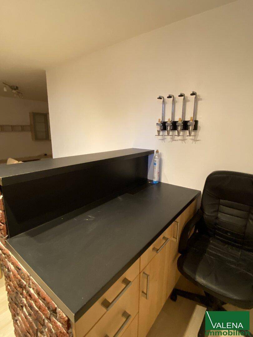 ausgebauter Keller mit Fenstern
