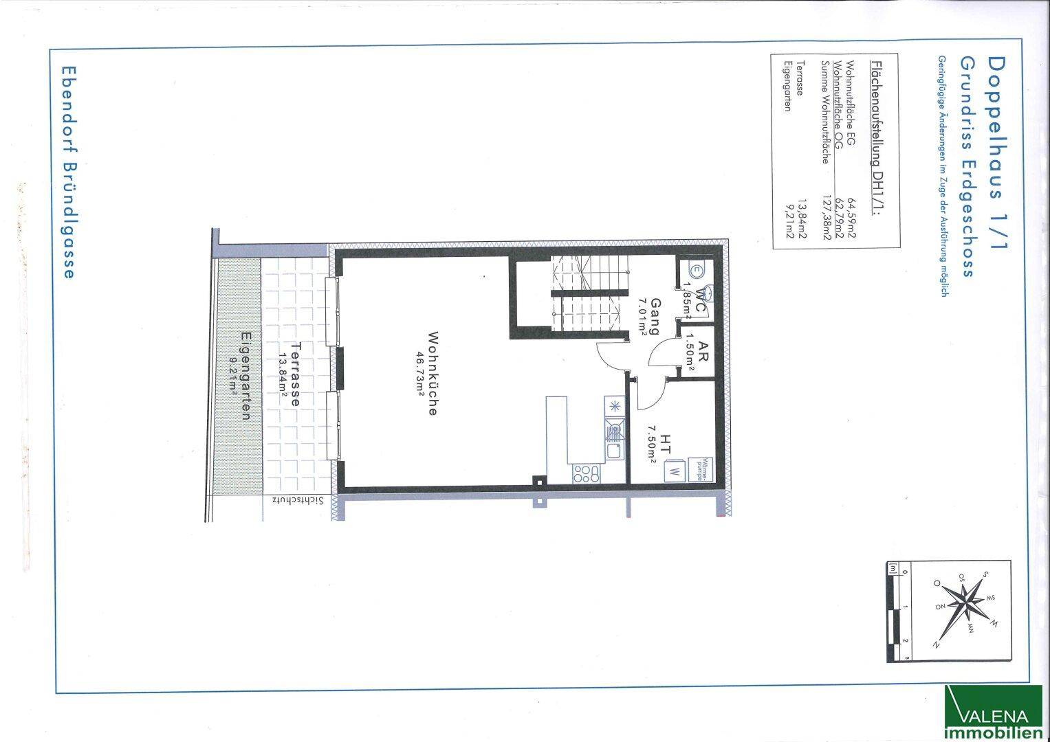 Grundriss des Erdgeschosses mit Wohnküche, WC und Zugang zur Terrasse und Garten.