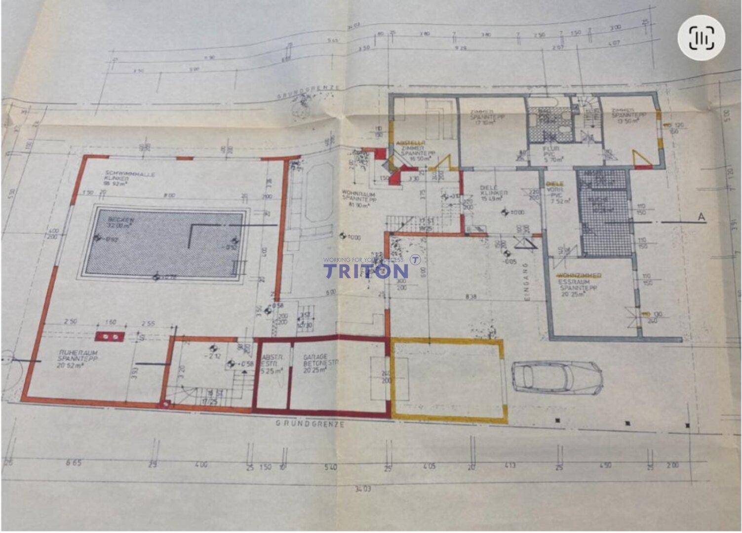 Grundriss des Hauses mit integriertem Poolbereich und Garage, zeigt die Raumaufteilung.