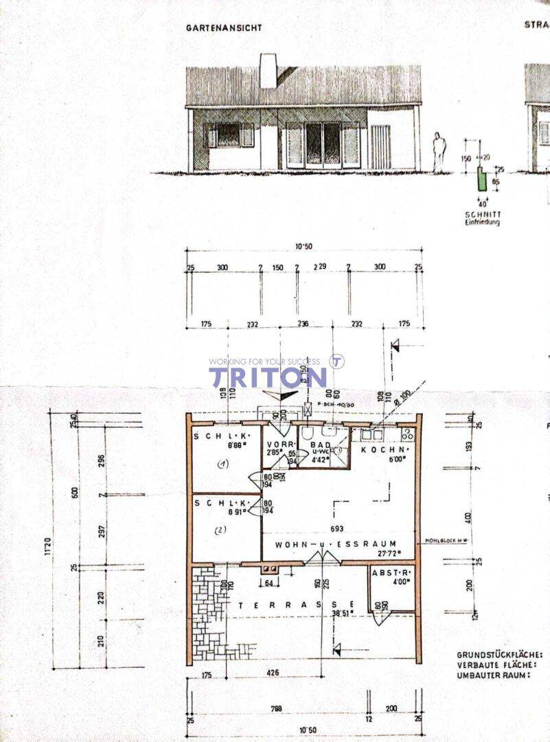 Grundriss des Erdgeschosses mit Wohn-Essbereich, Küche, Bad, Schlafzimmern und Terrasse.