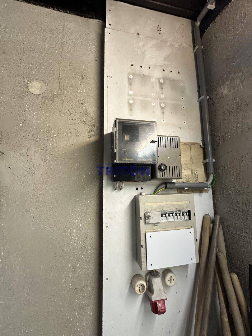 Elektrische Verteilung und Zähler an der Wand in einem Hauswirtschaftsraum.