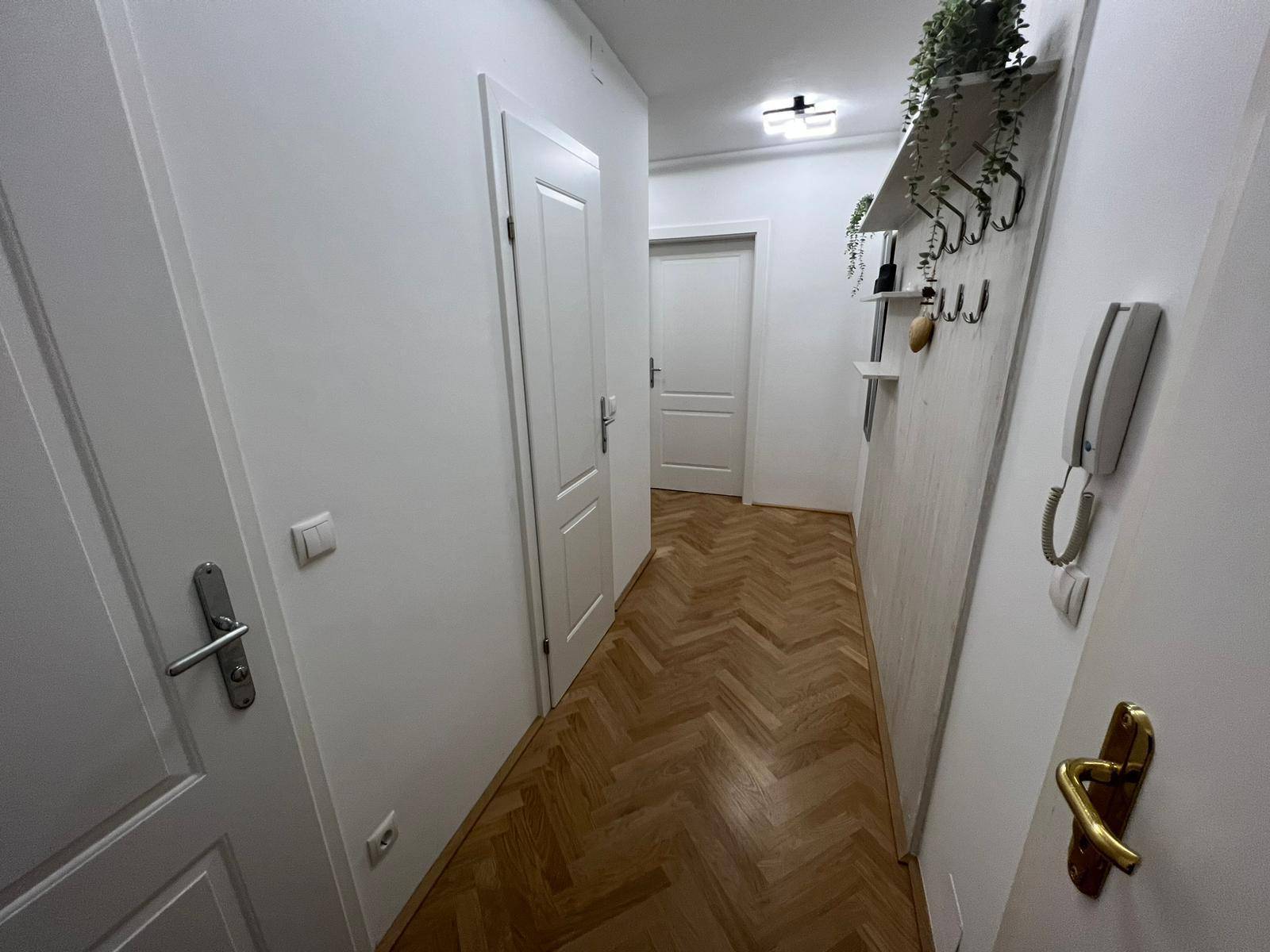 Helle, hochwertig renovierte und klimatisierte Wohnung in Top-Lage – nur 5 Minuten vom Stadtzentrum entfernt - Ansicht 2