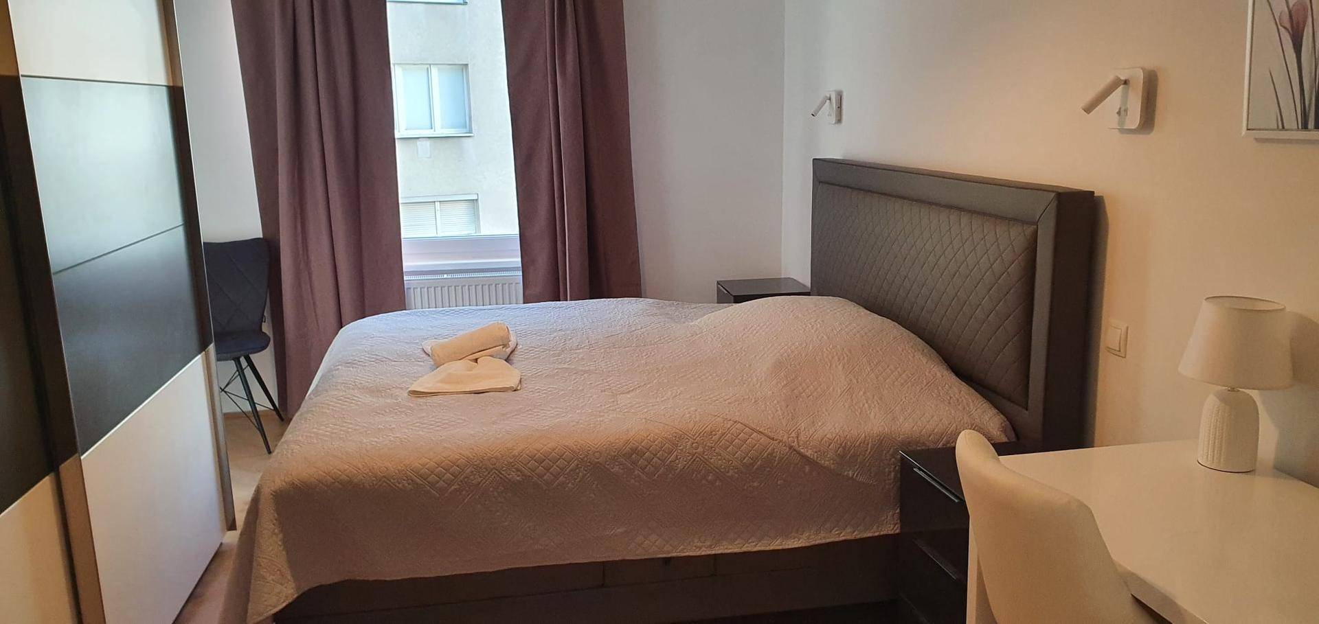 Gemütliches Schlafzimmer mit Doppelbett, Nachttischen und Kleiderschrank.
