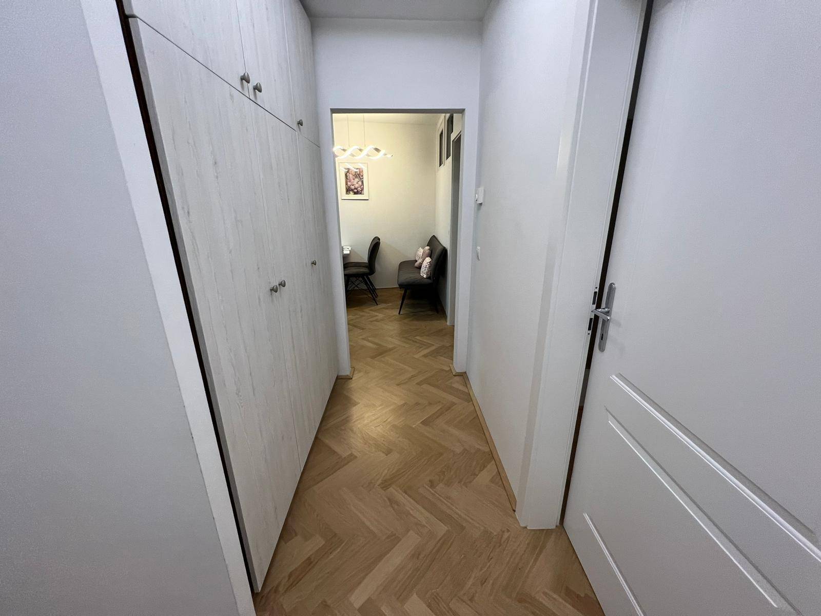 Helle, hochwertig renovierte und klimatisierte Wohnung in Top-Lage – nur 5 Minuten vom Stadtzentrum entfernt - Mehr