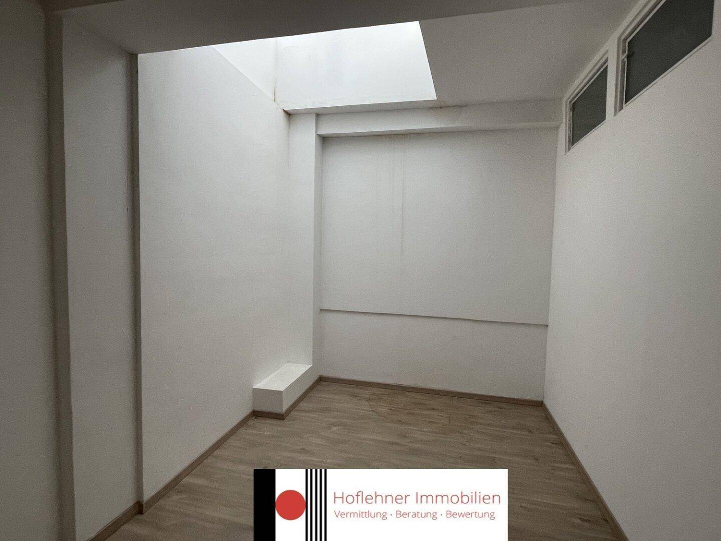 Kleiner Raum mit Oberlicht und Holzoptikboden, ideal als Abstellraum oder Archiv nutzbar.