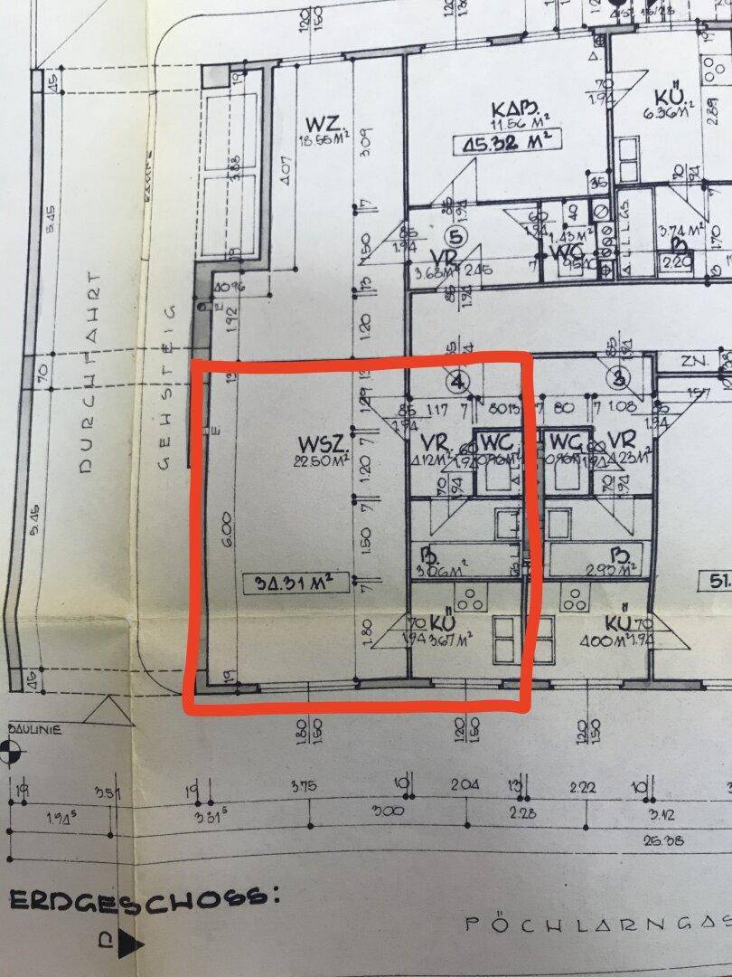 Detaillierter Grundriss des Erdgeschosses mit markiertem Bereich und Raumaufteilung.