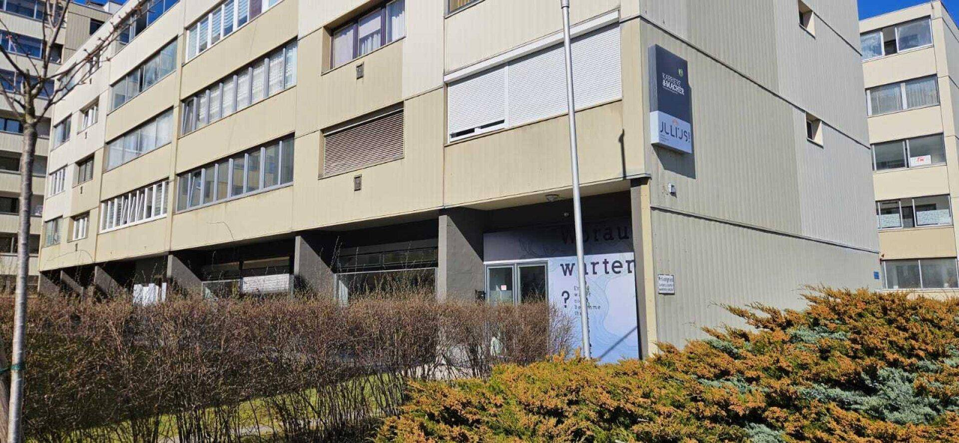 Mehrstöckiges Bürogebäude mit moderner Fassade und großen Fenstern in städtischer Umgebung.