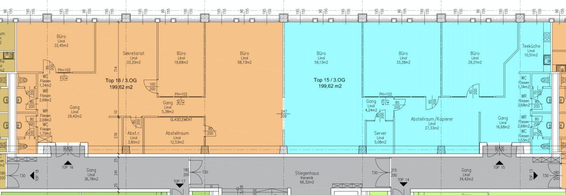 Detaillierter Grundriss einer Büroetage mit verschiedenen Räumen und Flächenangaben.