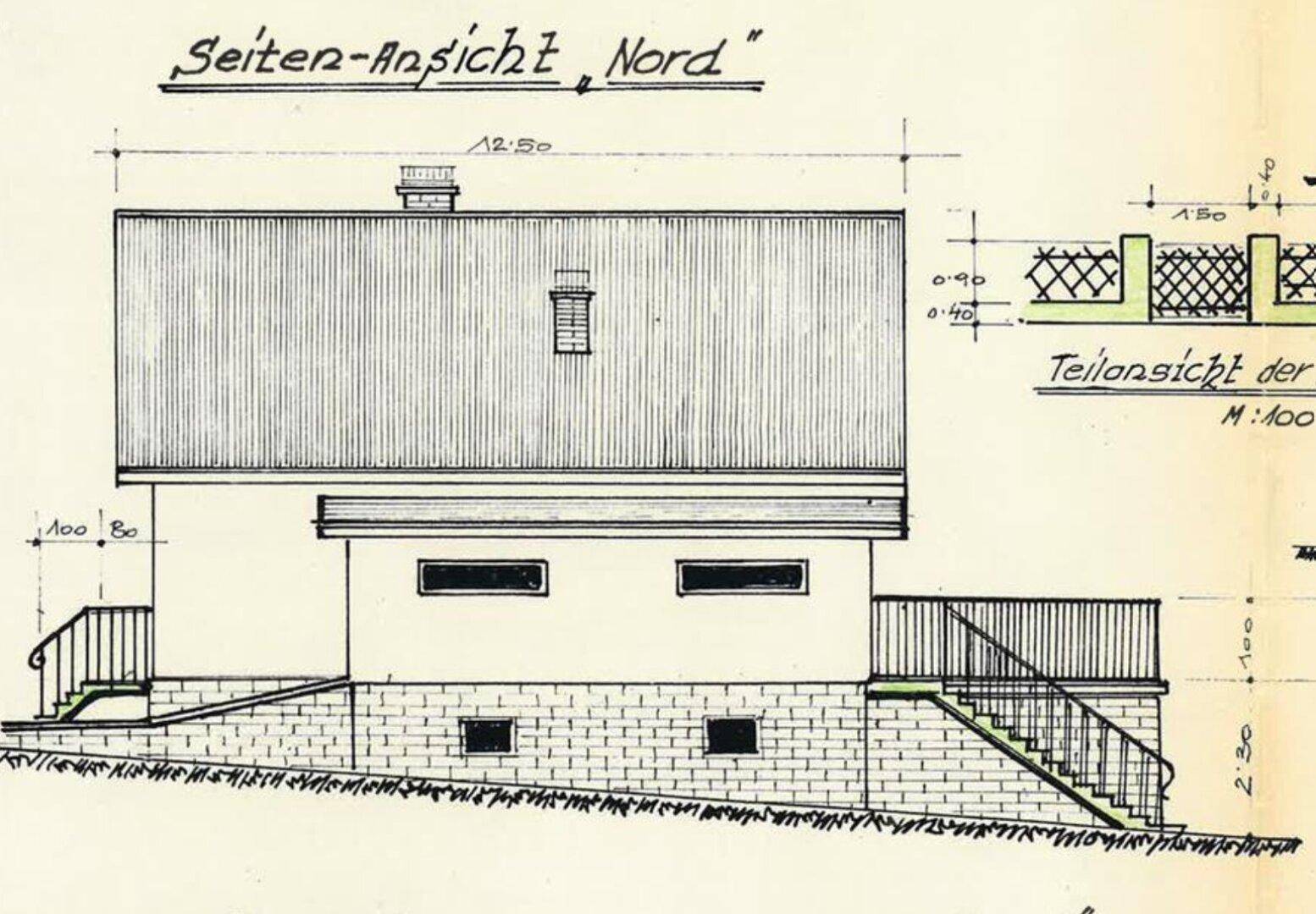Nordansicht des Gebäudes mit Kellerfenstern, Treppen und einem Satteldach.