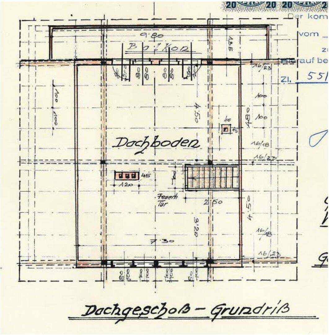 Grundriss des Dachgeschosses mit Dachboden, Balkon und Zugang über eine Treppe.