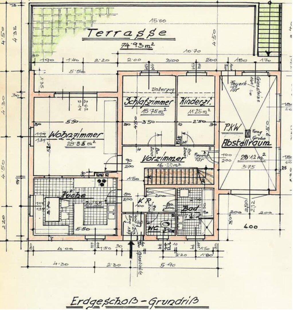 Grundriss des Erdgeschosses mit Wohnzimmer, Küche, Schlafzimmern, Bad und großer Terrasse.