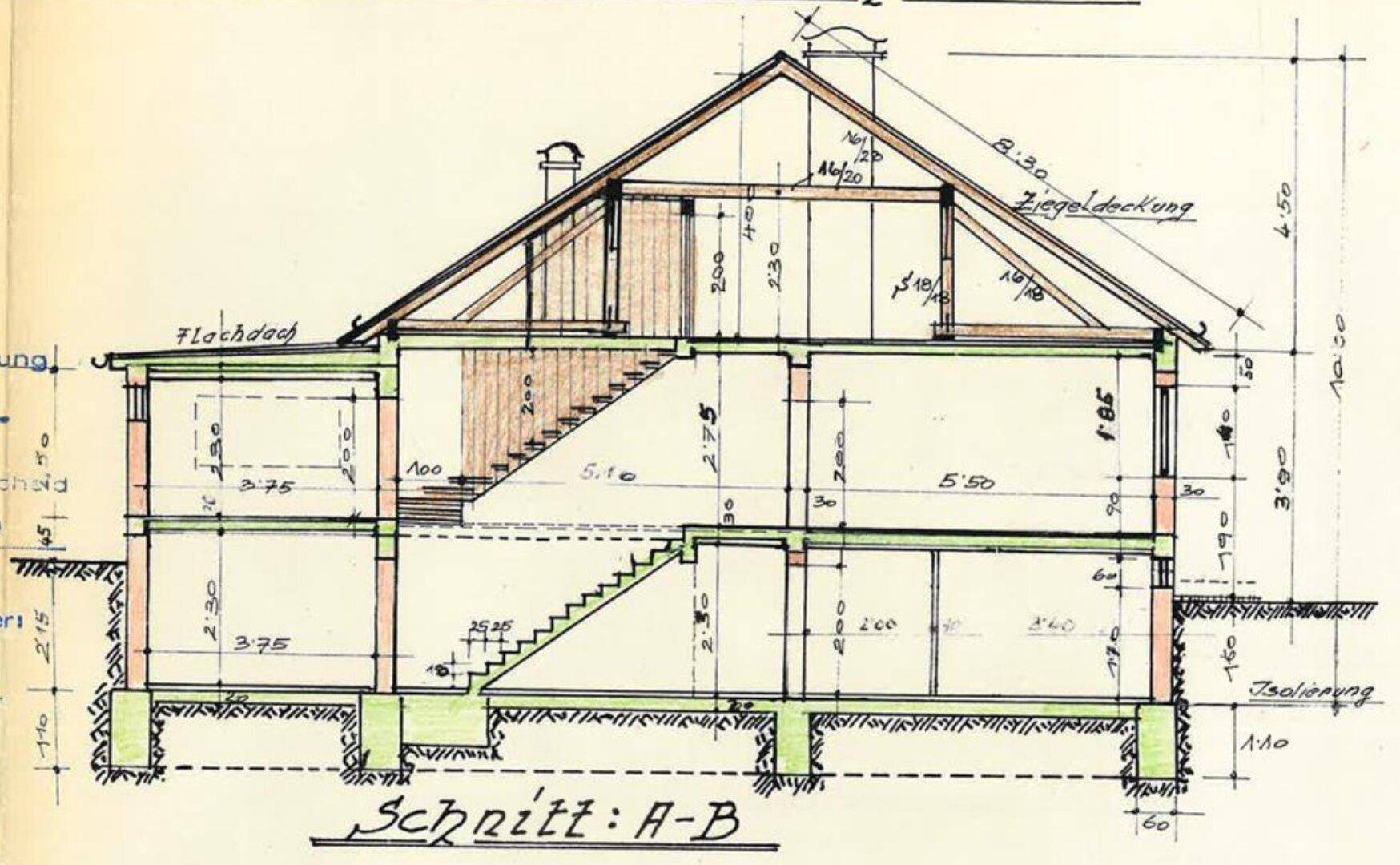 Architektonischer Schnitt A-B des Gebäudes zeigt die Geschosse und Dachkonstruktion mit Ziegeldach.