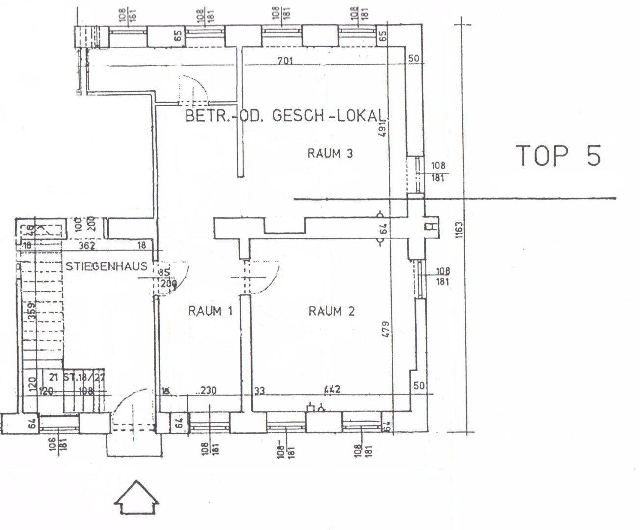 Grundrissplan für eine Gewerbeeinheit mit drei Räumen und Treppenhaus, inklusive Maßen.