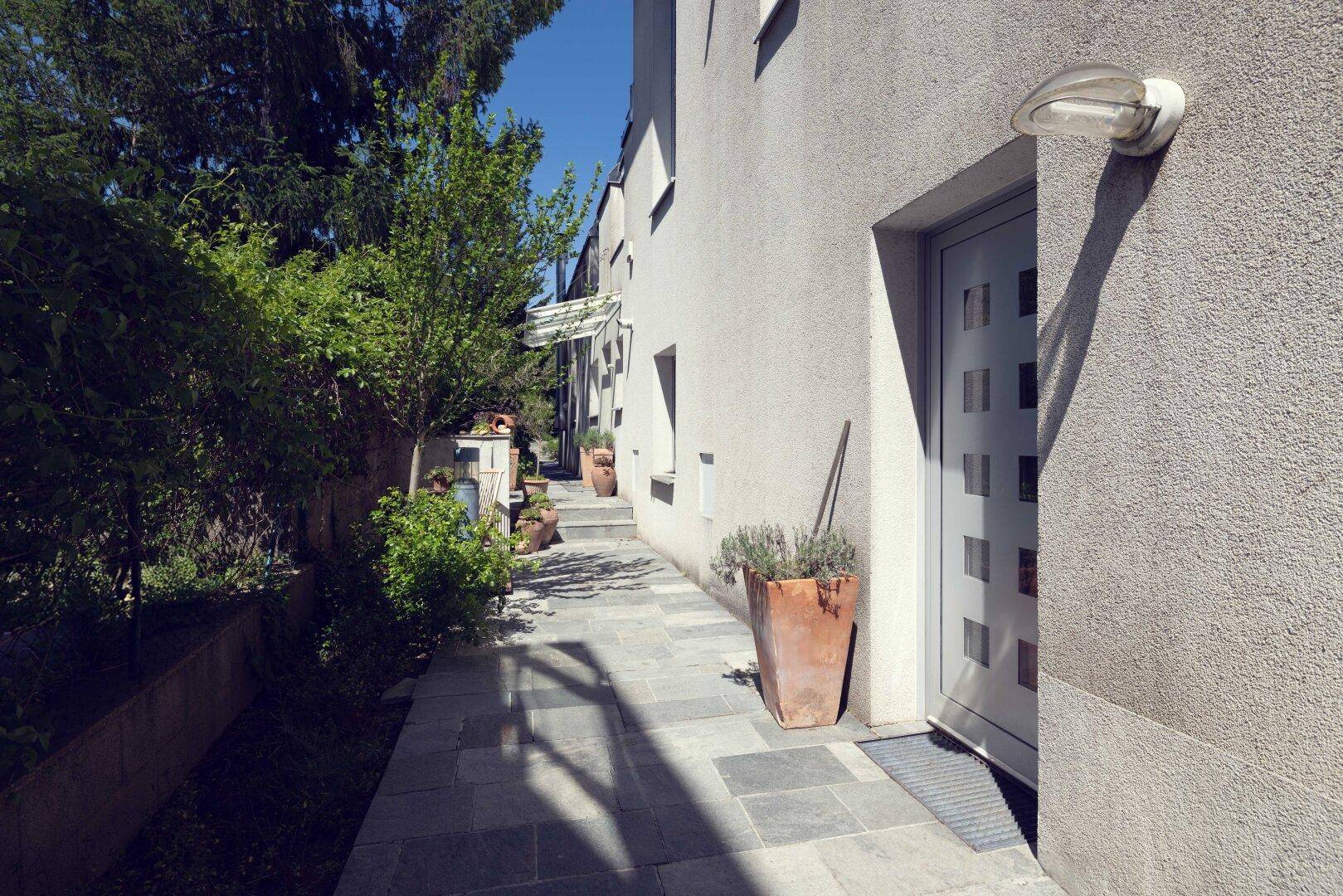 Architektonisch-ästhetisches Naturjuwel am Fuße des Wilhelminenbergs – außergewöhnliche Maisonette mit Privatgarten und Schwimmbiotop - Widok 3
