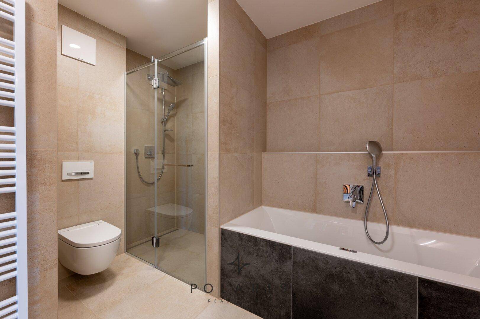 Modernes Badezimmer mit Dusche, Badewanne und wandhängendem WC, alles in neutralen Farbtönen.