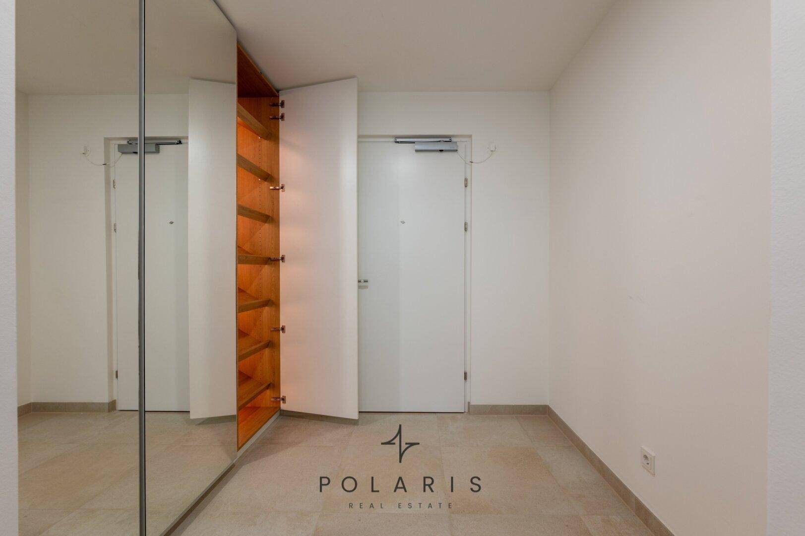 Geräumiger Flur mit großer Spiegelfront und integriertem Schrank, bietet viel Stauraum.