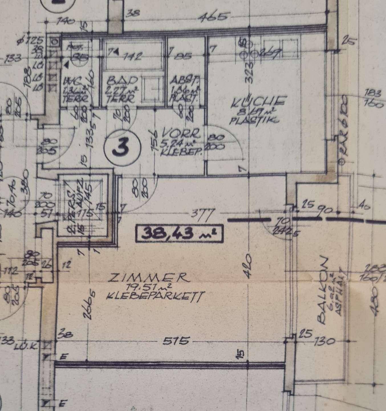 Historischer Grundriss der Wohnung mit Zimmern, Bad und Balkon.