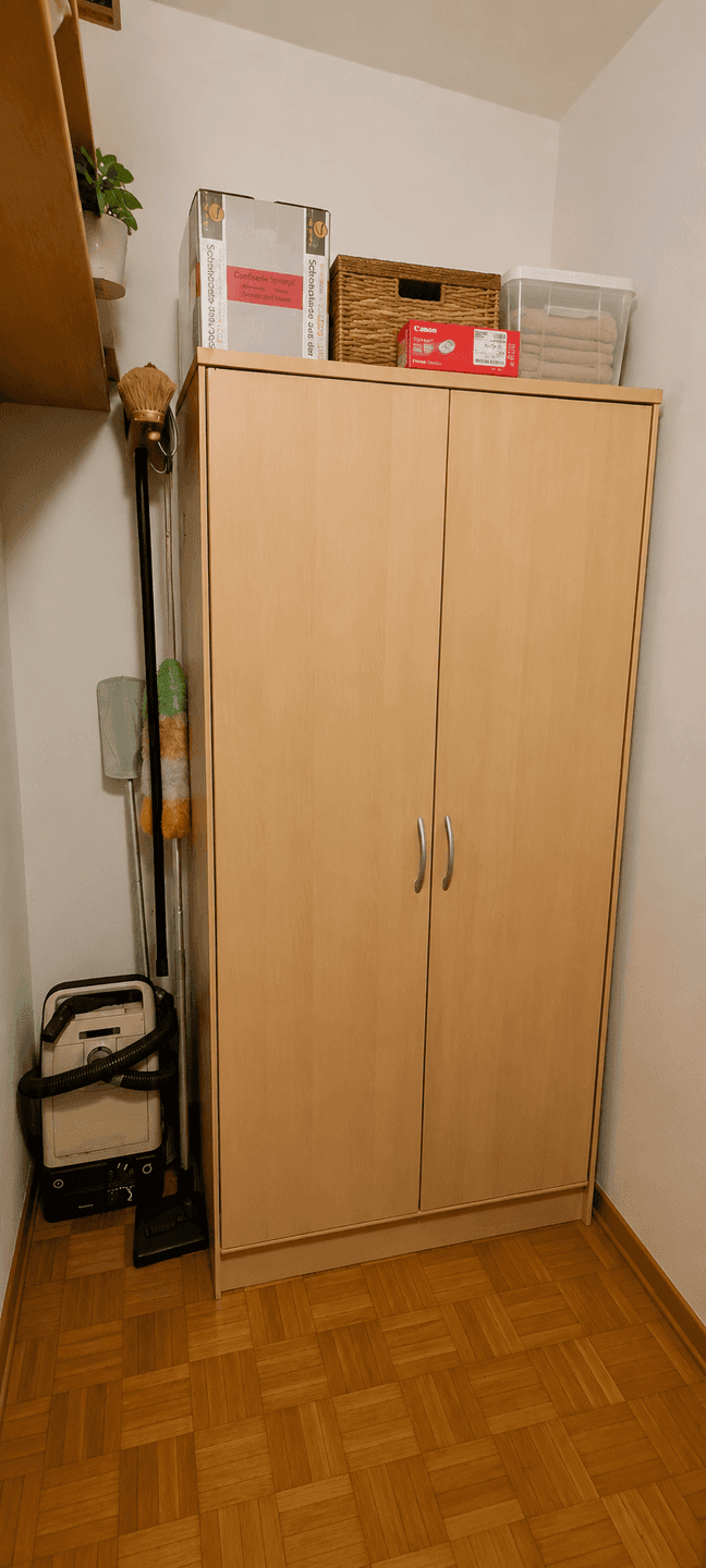 Praktischer Abstellraum mit Schrank und Platz für Reinigungsgeräte.