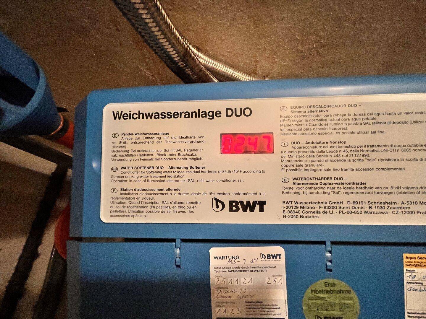 BWT Weichwasseranlage Duo in einem Technikraum mit Installationsdetails.
