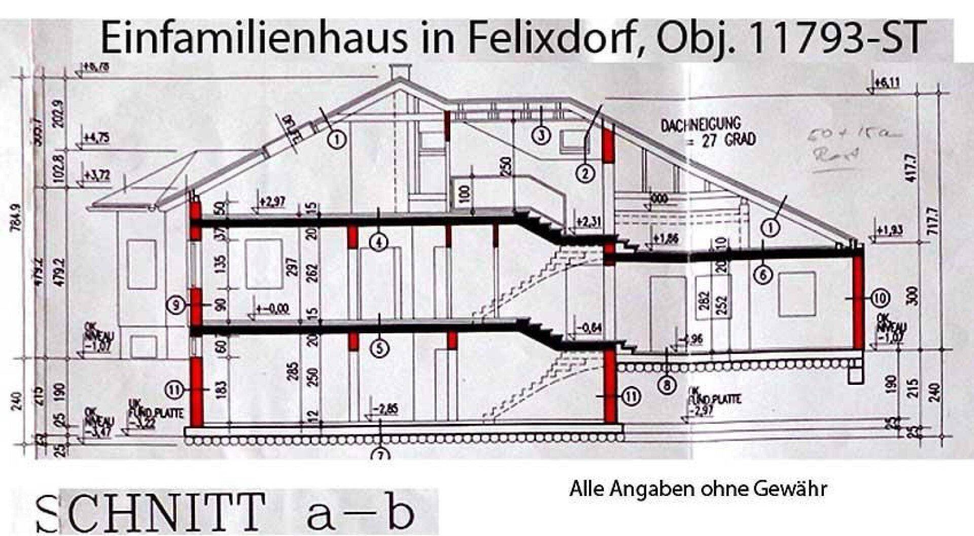 Architektonischer Schnitt des Einfamilienhauses zeigt die vertikale Struktur und Dachneigung.
