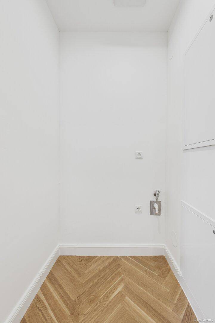 Kleiner Hauswirtschaftsraum mit Anschlüssen für Waschmaschine und Trockner.