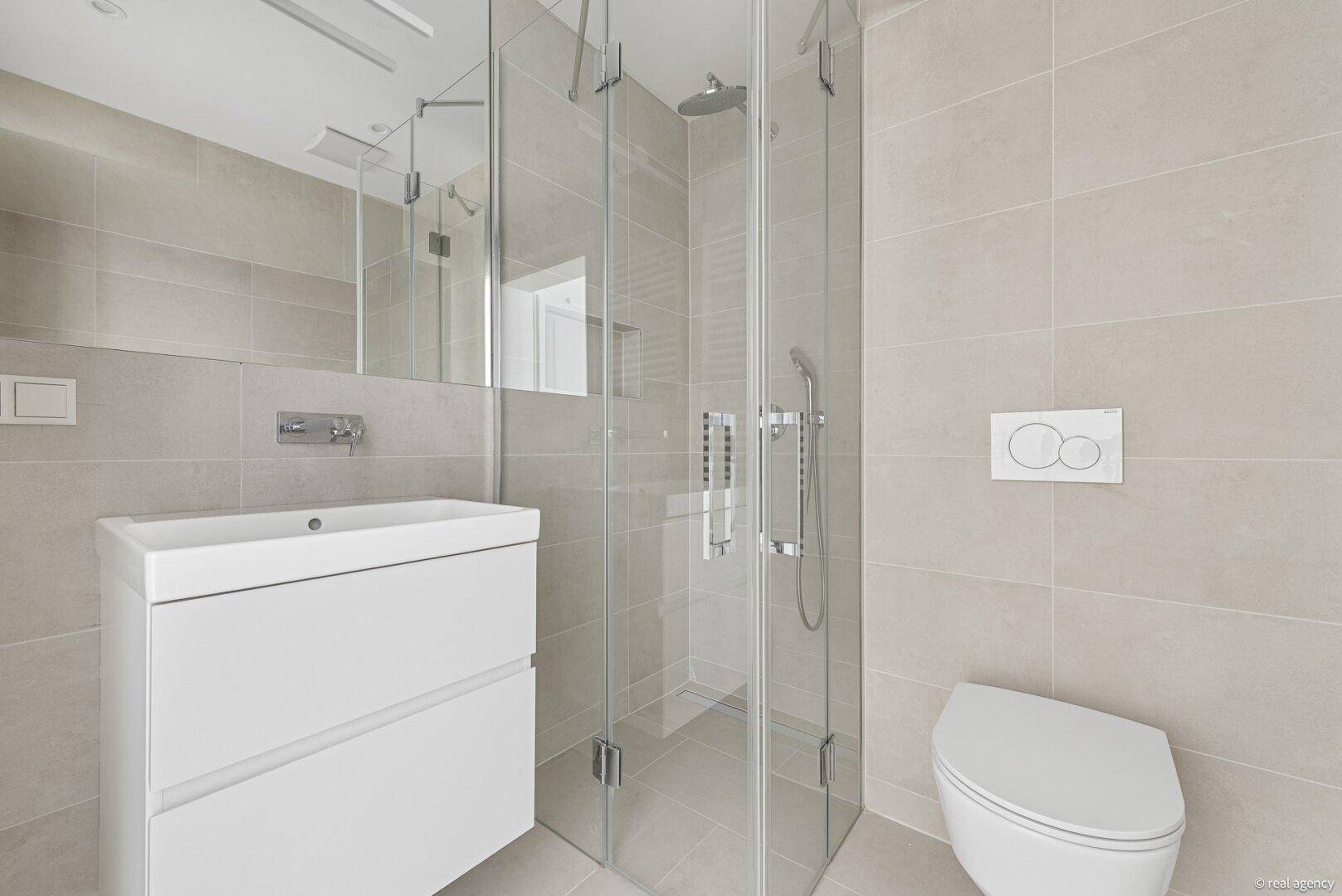 Modernes Badezimmer mit begehbarer Dusche, wandhängendem WC und elegantem Waschtisch.
