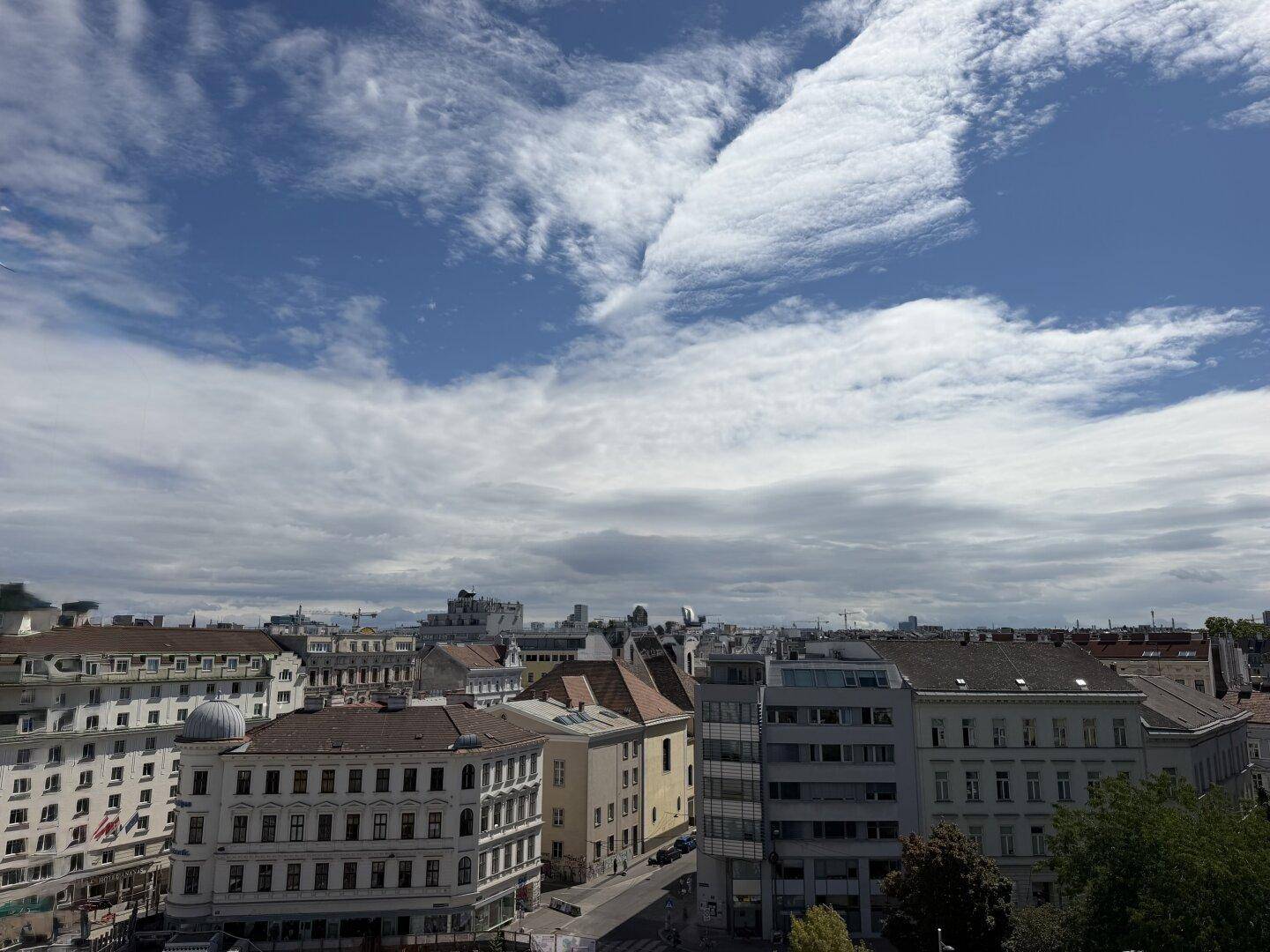 Panoramablick über die Stadt mit verschiedenen Gebäuden und einem weiten Himmel.