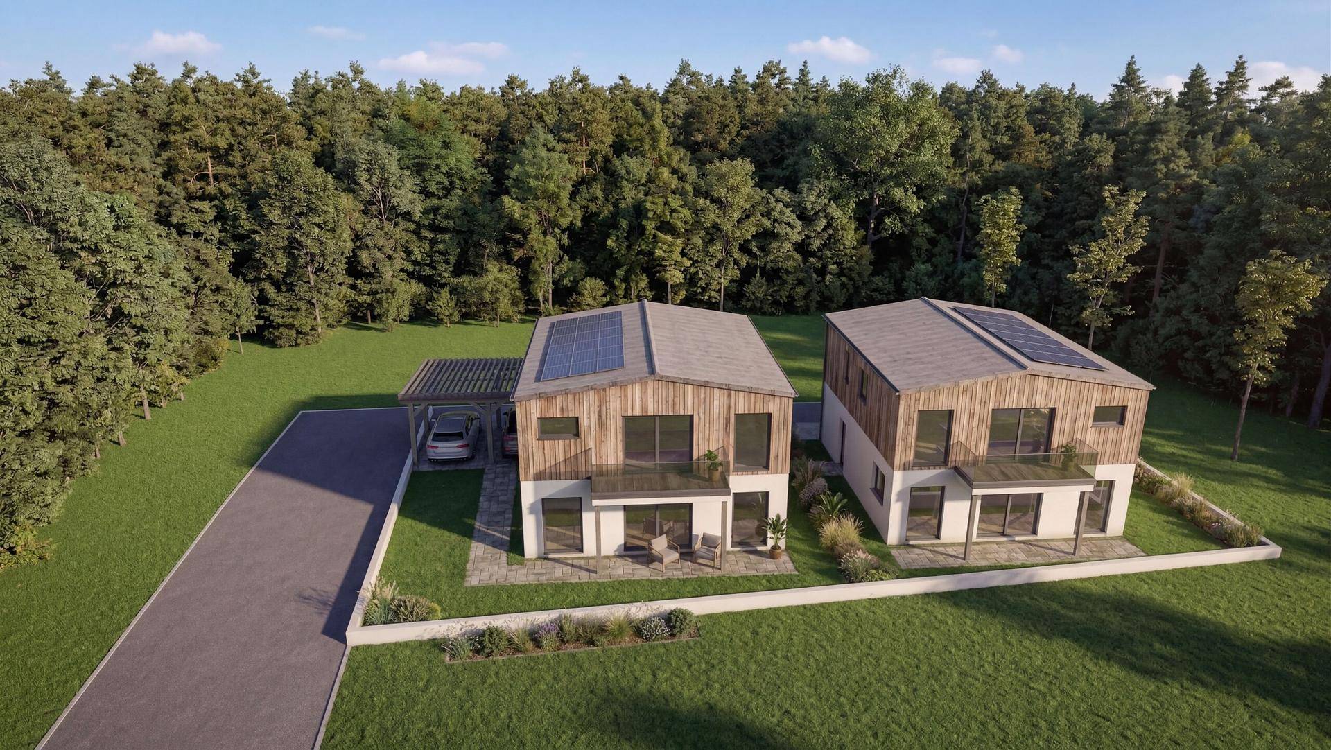 Luftaufnahme einer modernen Doppelhaushälfte mit Holzfassade, Carport und Photovoltaikanlage auf dem Dach.