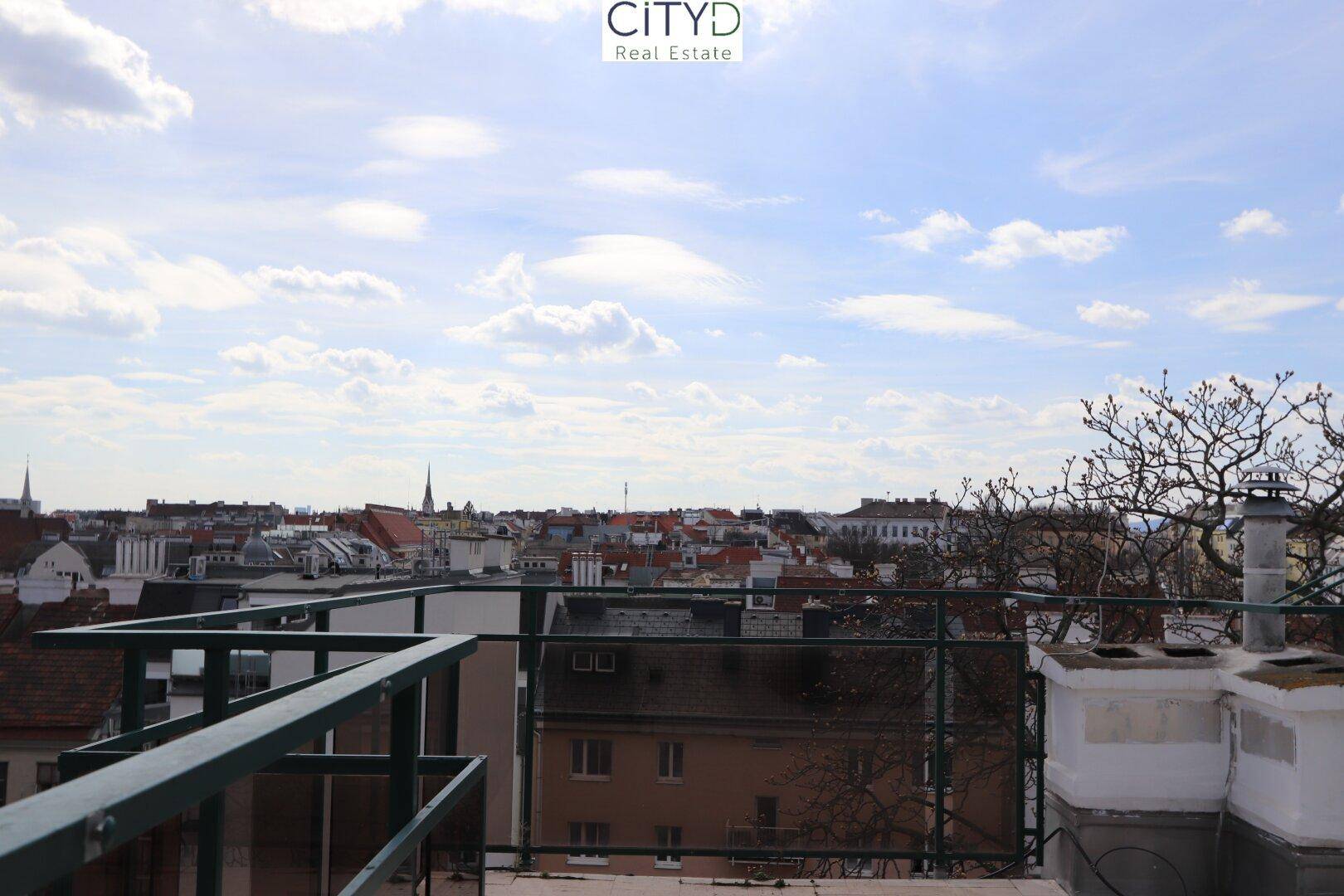 Weitläufiger Blick über die Dächer der Stadt von einer erhöhten Position aus.