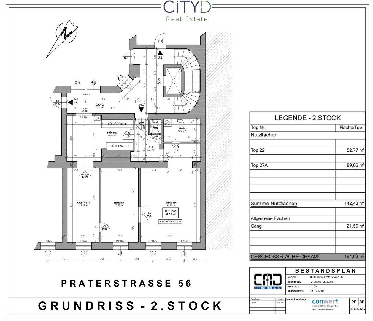 Grundriss des 2. Stocks mit offenem Wohnbereich, Bad mit Badewanne und separatem WC.