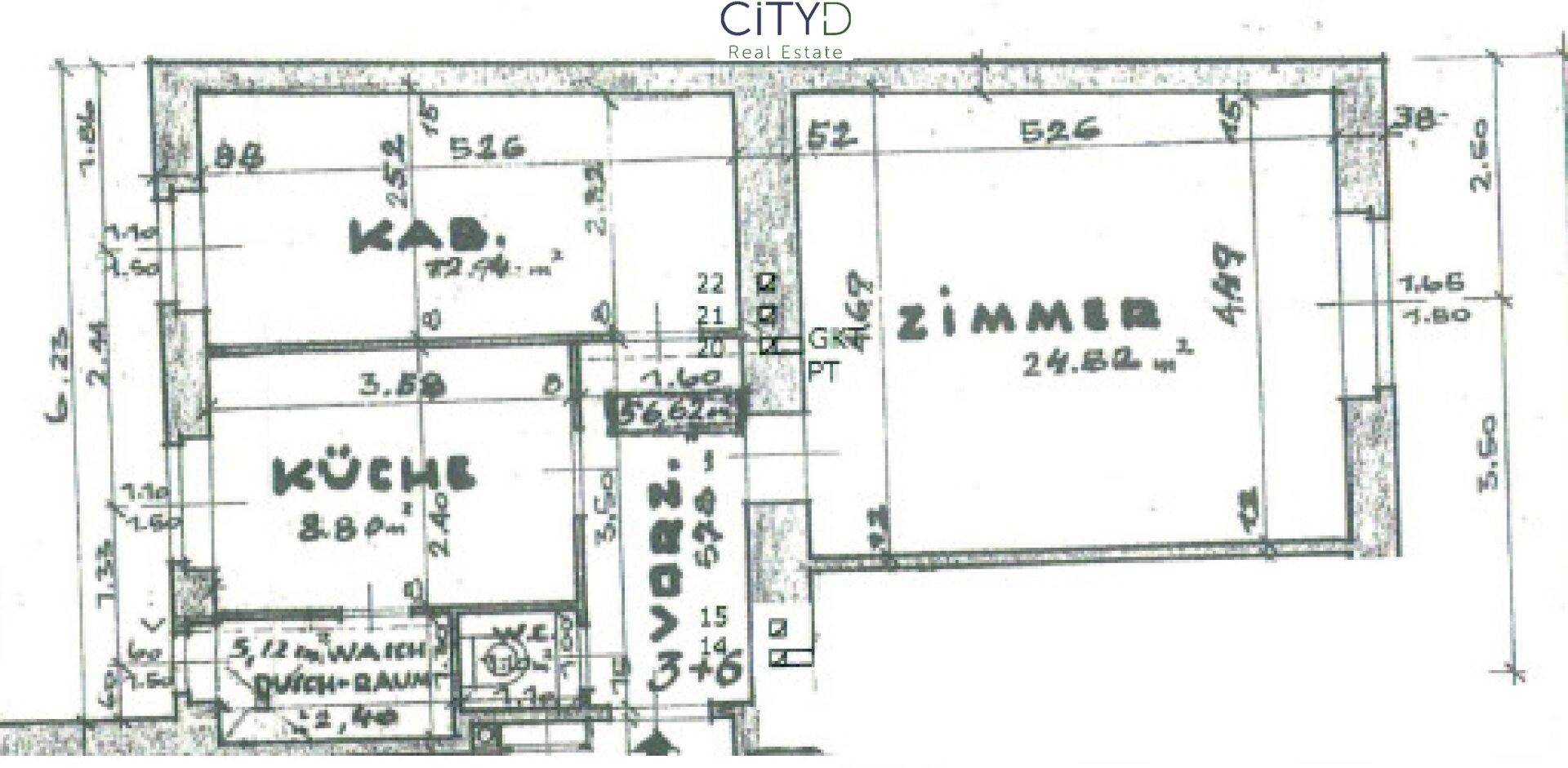 Handgezeichneter Grundriss einer Wohnung mit Küche, Zimmern, Vorraum und WC.
