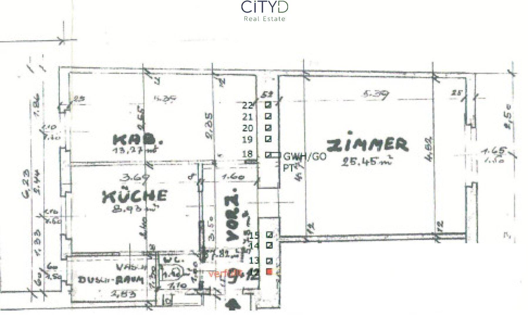 Handgezeichneter Grundriss einer Wohnung mit Küche, Zimmern, Duschraum und WC.