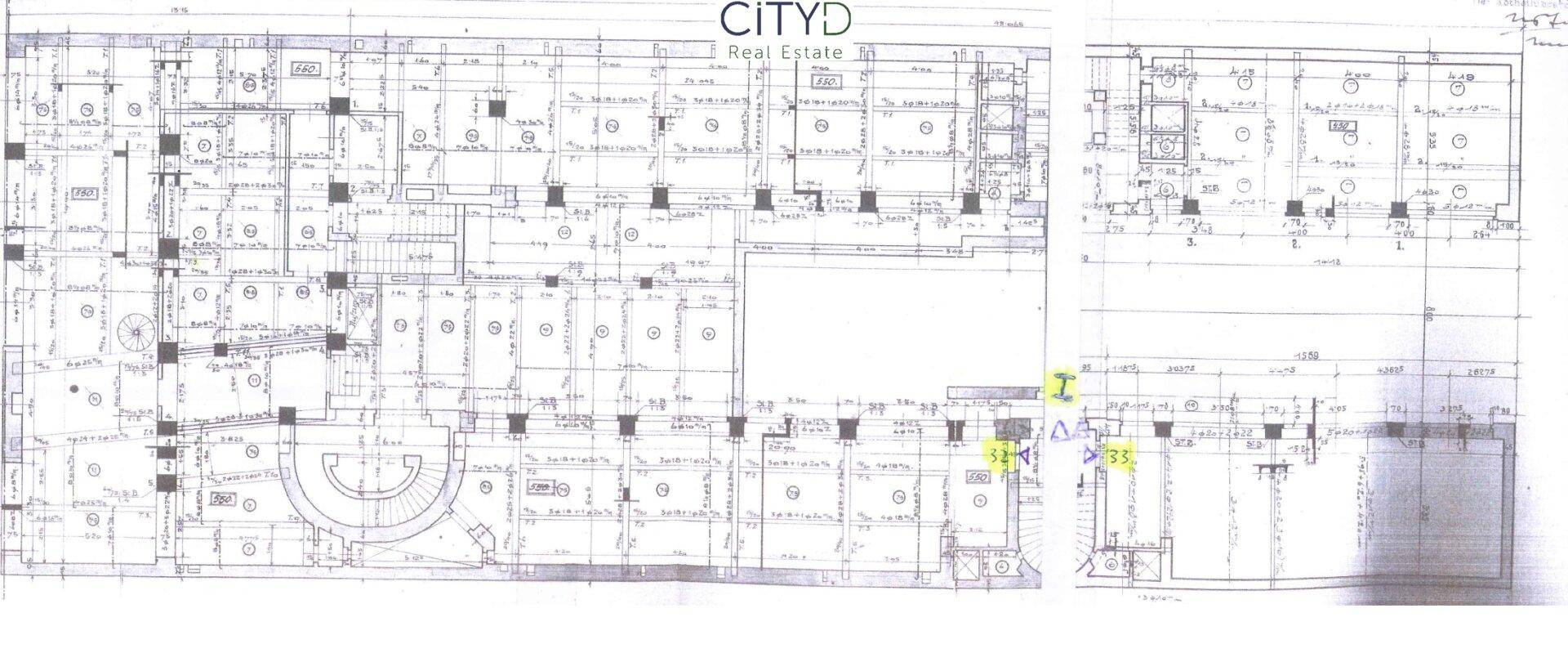 Komplexer Grundrissplan mit vielen Räumen und detaillierten architektonischen Zeichnungen.