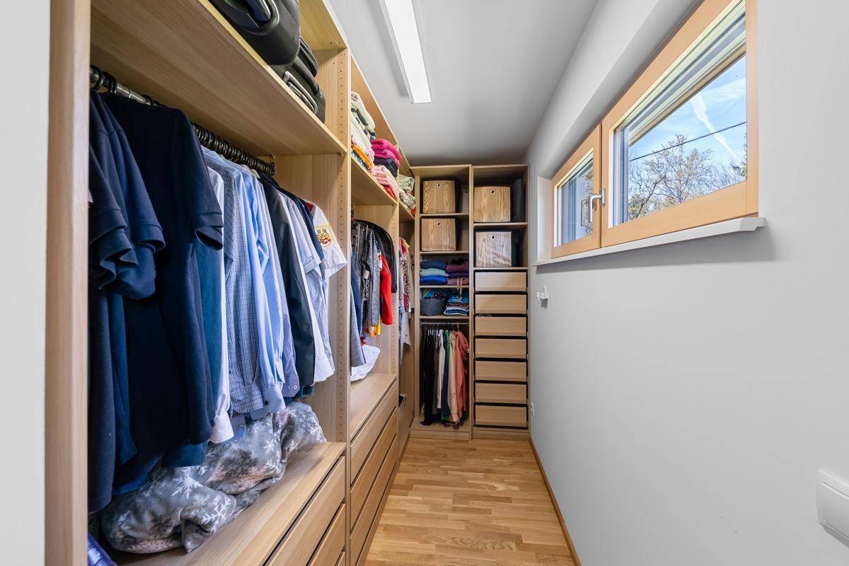 Begehbarer Kleiderschrank