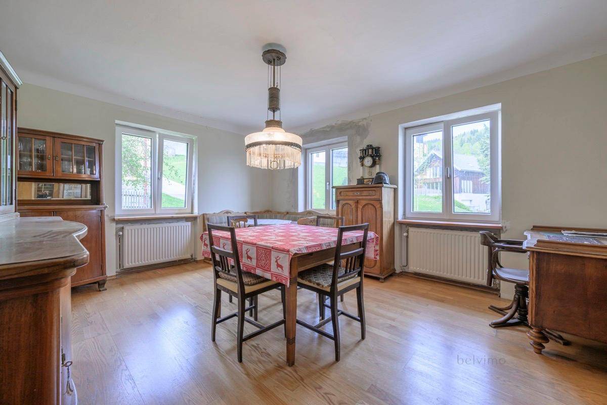 Geräumiger Essbereich mit Holzboden, traditionellen Möbeln und viel Tageslicht durch große Fenster.