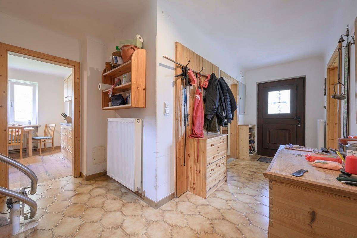 Gemütlicher Eingangsbereich mit rustikalen Holzmöbeln und traditionellen Fliesen.