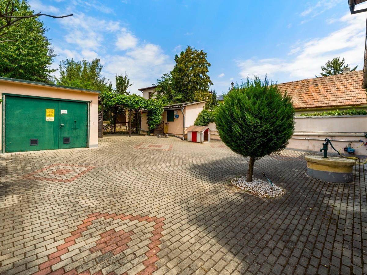 Garage und Innenhof