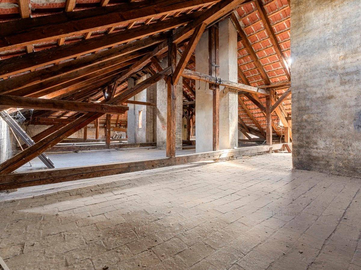Geräumiger Dachboden mit sichtbaren Holzbalken, Ziegeldach und viel Potenzial zum Ausbau.